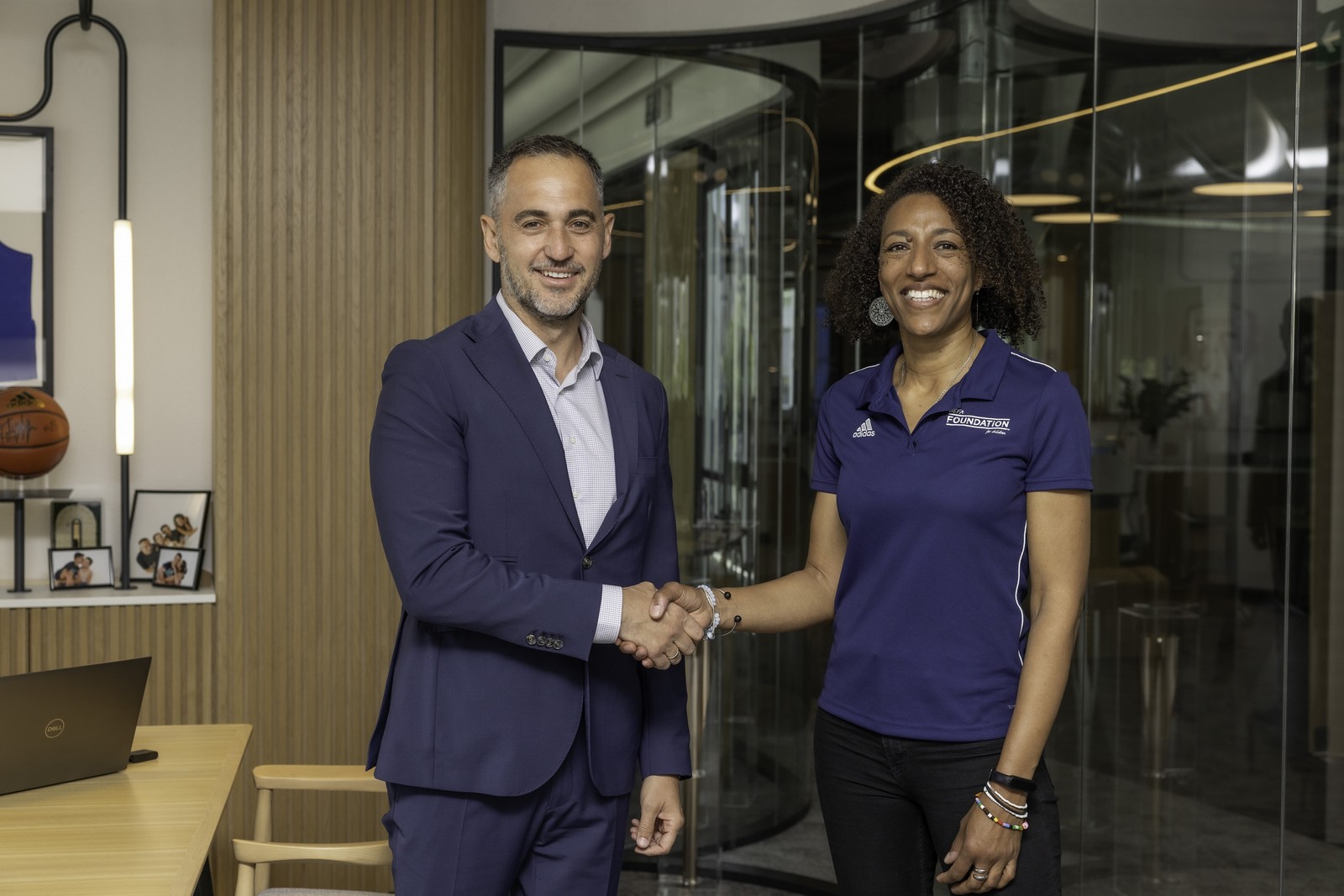 Ο Πάνος Κωνσταντόπουλος, Πρόεδρος του Kaizen Foundation, και η Carine Nkoue, νέα Γενική Γραμματέας του UEFA Foundation for Children