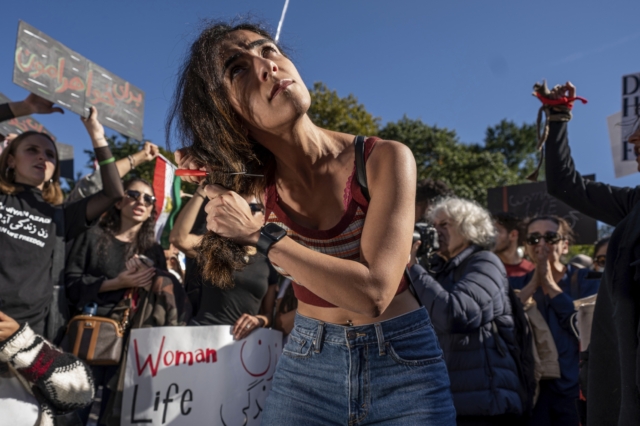 Ακτιβιστές σε πορεία για την Αμινί, στη Νέα Υόρκη