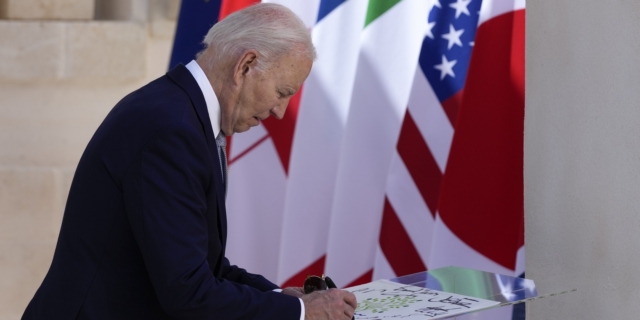 Η (νέα) αμήχανη στιγμή του Μπάιντεν στη G7 – Βίντεο