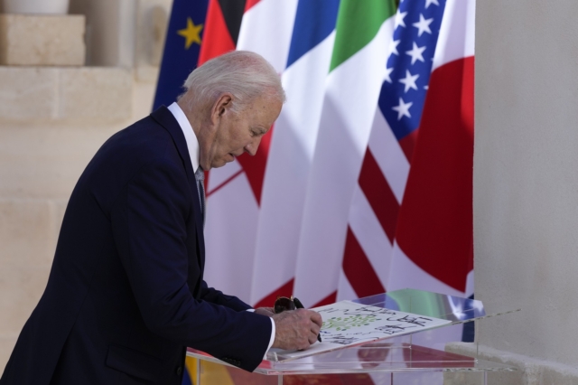 Η (νέα) αμήχανη στιγμή του Μπάιντεν στη G7 – Βίντεο