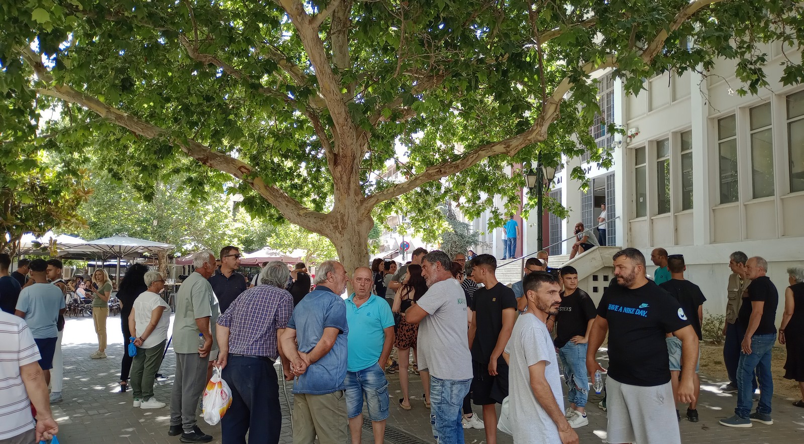 Συγγενείς της 11χρονης που δολοφονήθηκε από τον 37χρονο θείο της, έξω από το Δικαστικό Μέγαρο Πύργου