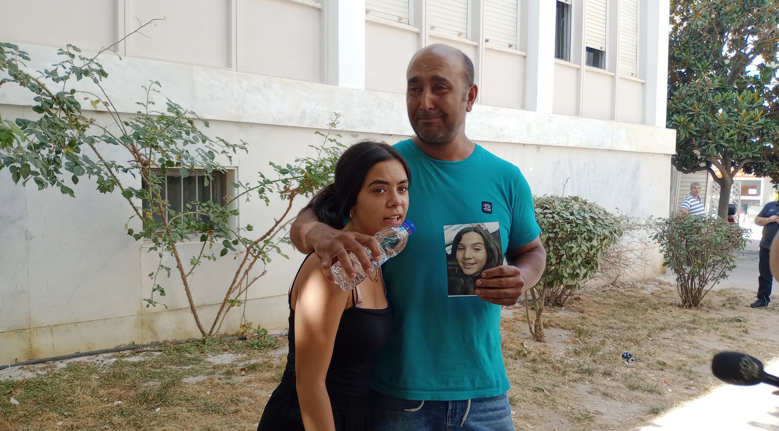 Συγγενείς της 11χρονης που δολοφονήθηκε από τον 37χρονο θείο της, έξω από το Δικαστικό Μέγαρο Πύργου