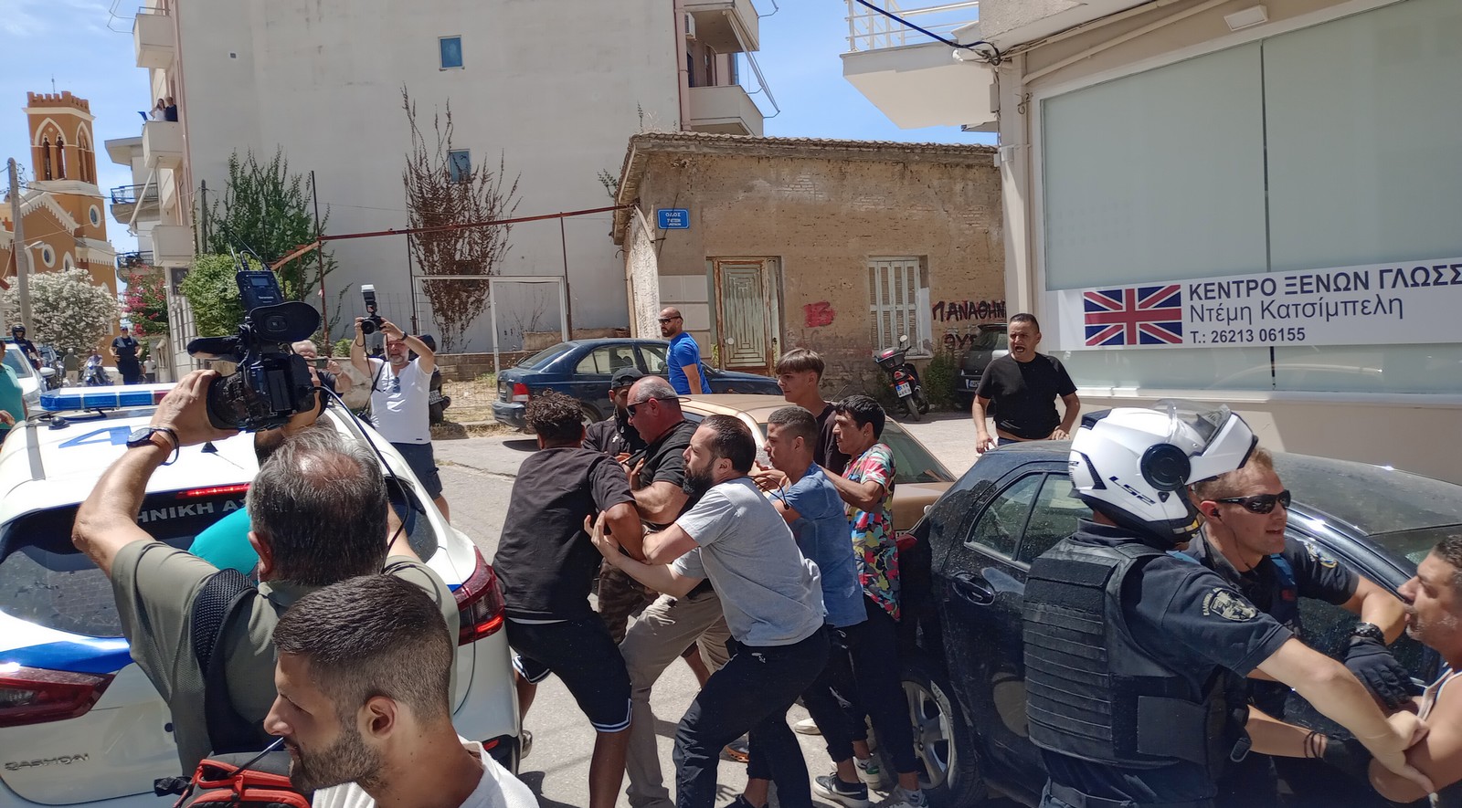 Συγγενείς της 11χρονης που δολοφονήθηκε από τον 37χρονο θείο της, έξω από το Δικαστικό Μέγαρο Πύργου