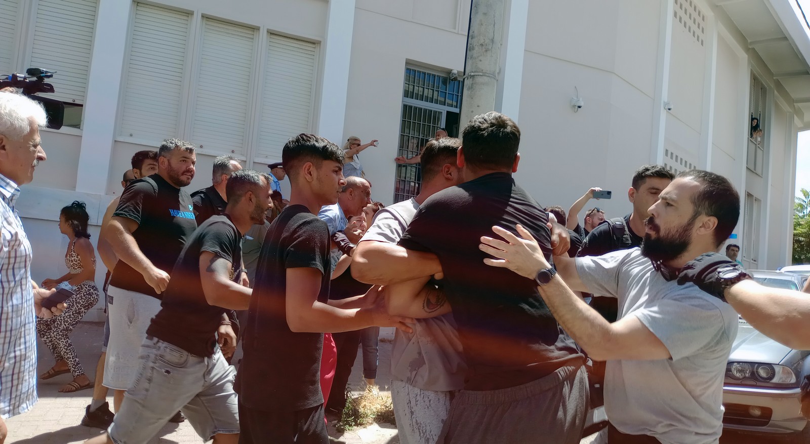 Συγγενείς της 11χρονης που δολοφονήθηκε από τον 37χρονο θείο της, έξω από το Δικαστικό Μέγαρο Πύργου