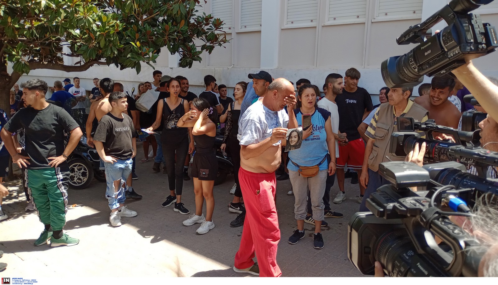 Συγγενείς της 11χρονης που δολοφονήθηκε από τον 37χρονο θείο της, έξω από το Δικαστικό Μέγαρο Πύργου