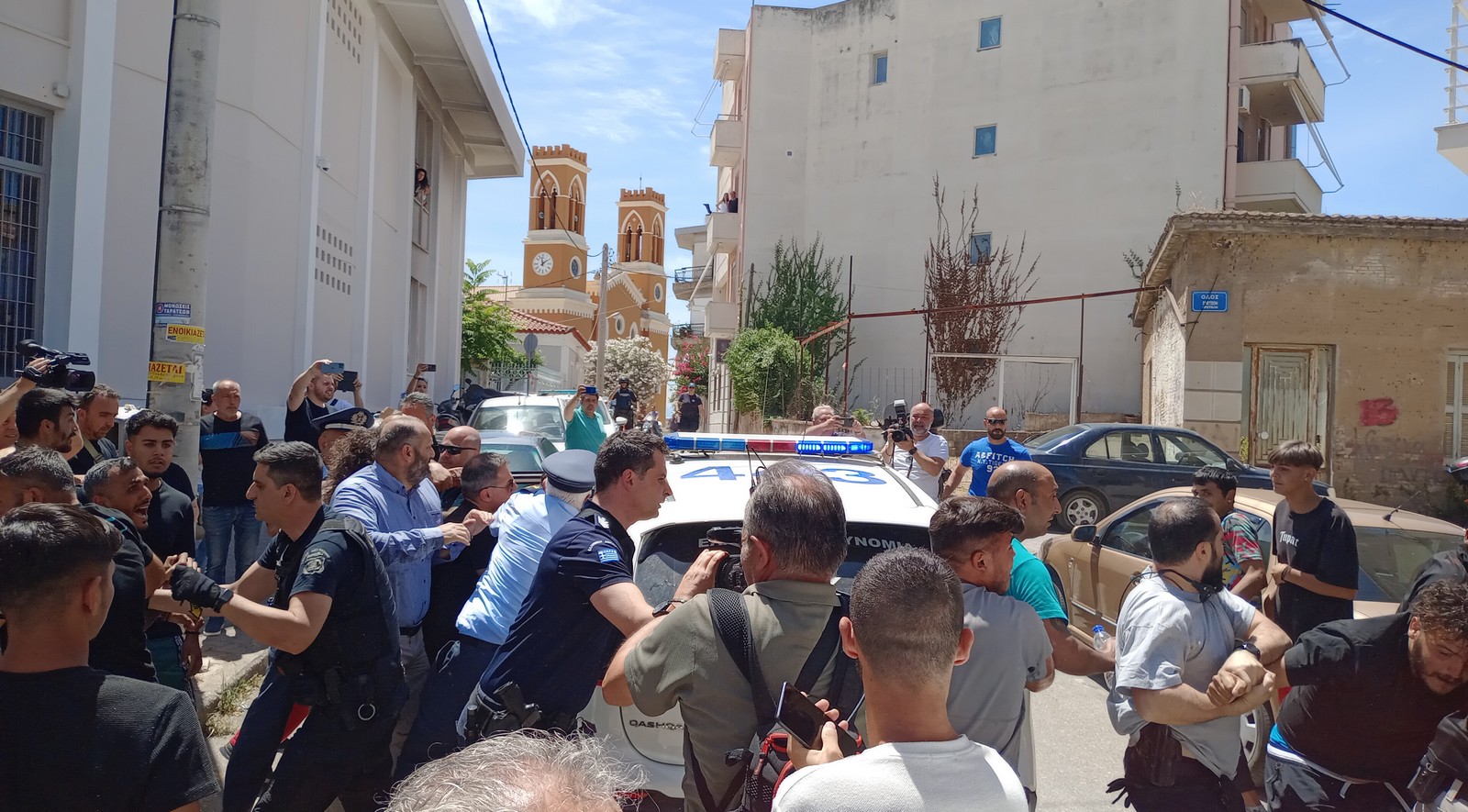 Συγγενείς της 11χρονης που δολοφονήθηκε από τον 37χρονο θείο της, έξω από το Δικαστικό Μέγαρο Πύργου