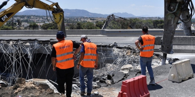Κατεδάφιση γέφυρας στην Εθνική Οδό Αθηνών - Κορίνθου