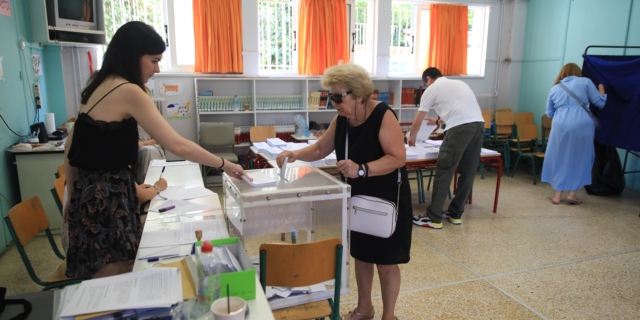 Στιγμιότυπο από την εκλογική διαδικασία για τις ευρωεκλογές σε εκλογικό τμήμα της Αθήνας, Κυριακή 9 Ιουνίου 2024.