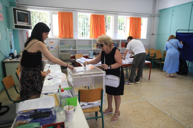 Στιγμιότυπο από την εκλογική διαδικασία για τις ευρωεκλογές σε εκλογικό τμήμα της Αθήνας, Κυριακή 9 Ιουνίου 2024.