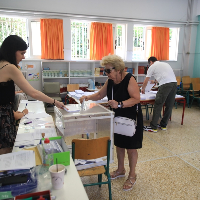 Στιγμιότυπο από την εκλογική διαδικασία για τις ευρωεκλογές σε εκλογικό τμήμα της Αθήνας, Κυριακή 9 Ιουνίου 2024.