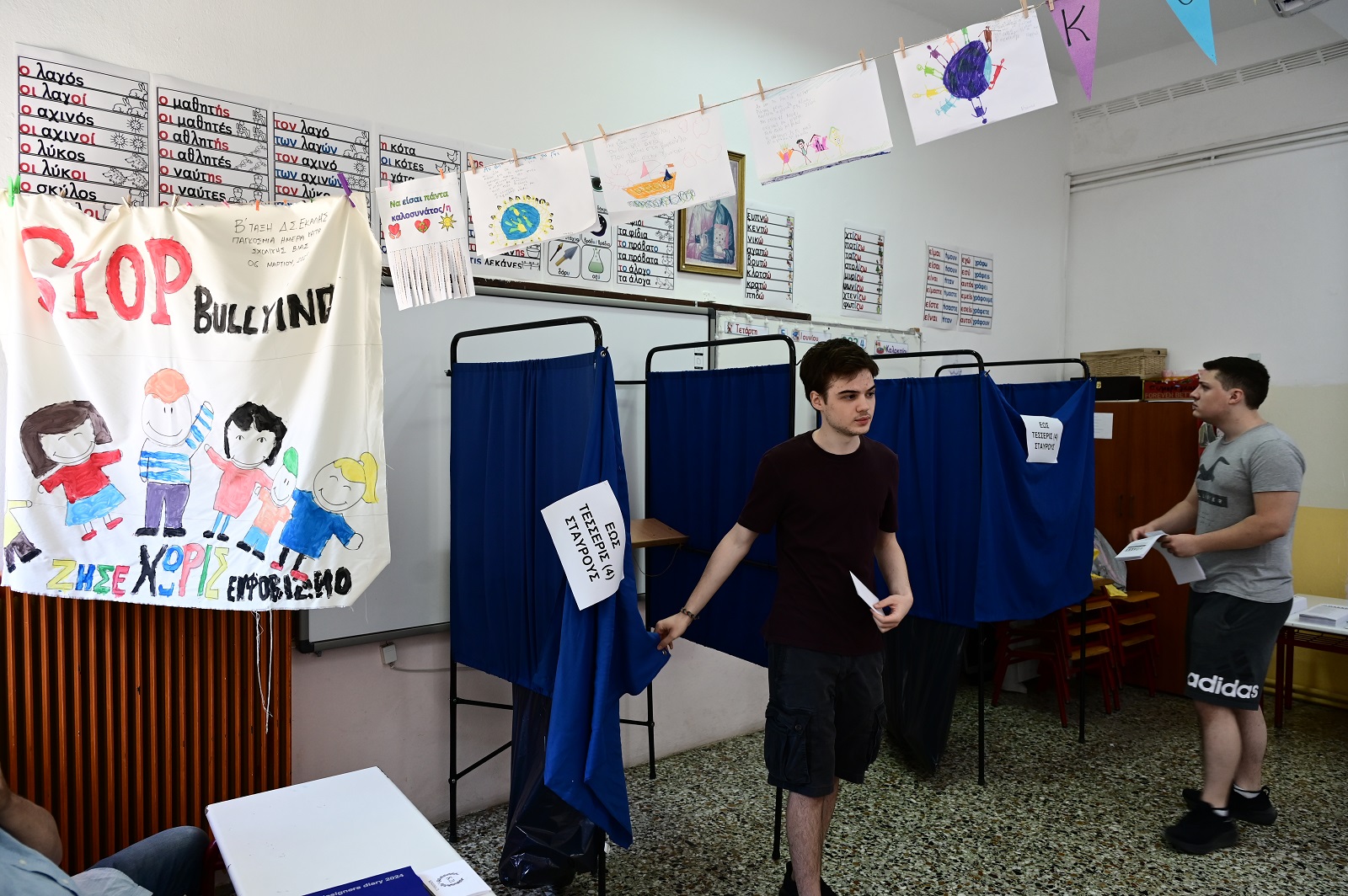 Στιγμιότυπο από την εκλογική διαδικασία σε εκλογικό τμήμα της Αθήνας, Κυριακή 9 Ιουνίου 2024.