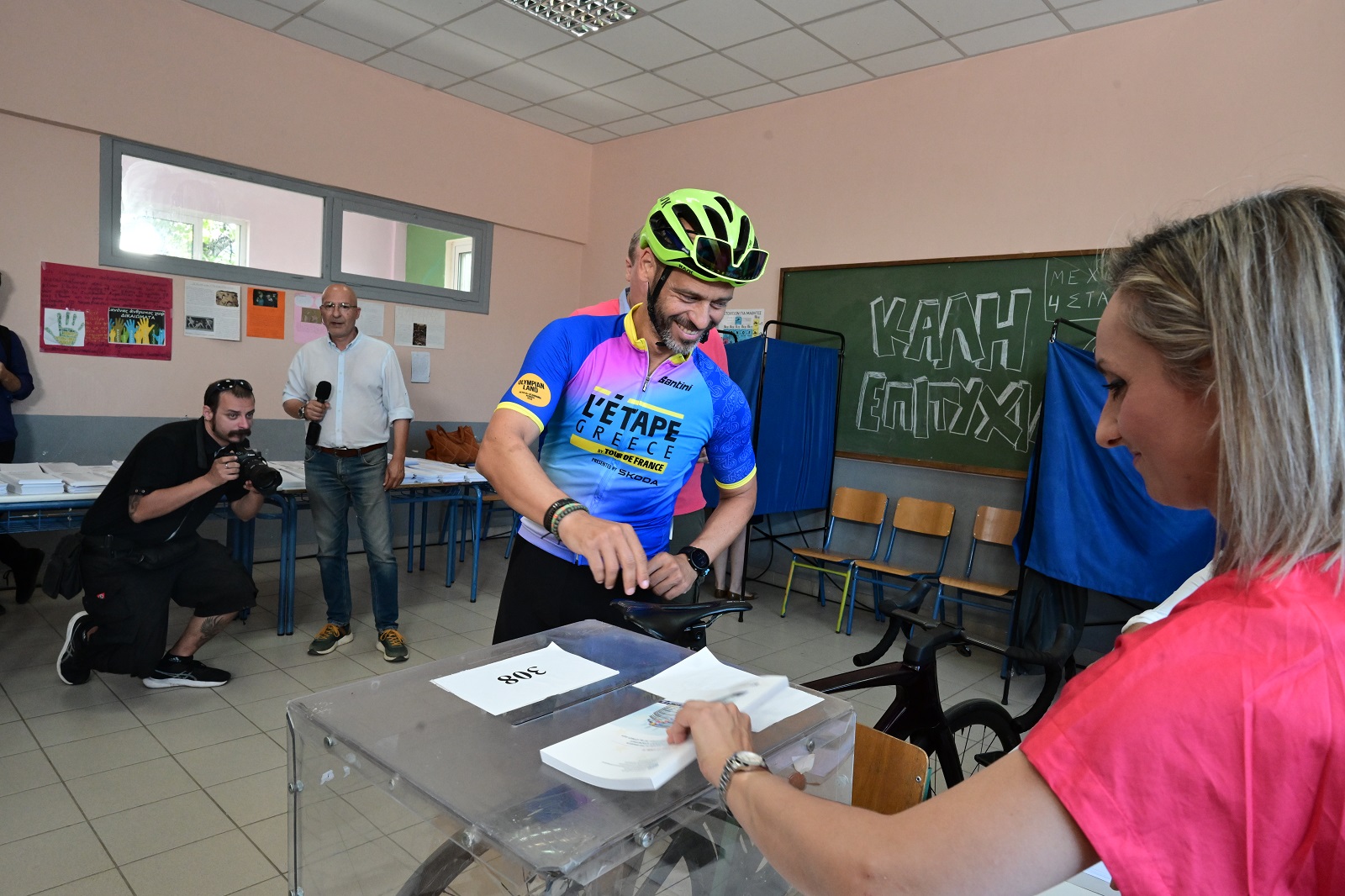Στιγμιότυπο από την εκλογική διαδικασία για τις ευρωεκλογές σε εκλογικό τμήμα της Αθήνας, Κυριακή 9 Ιουνίου 2024.