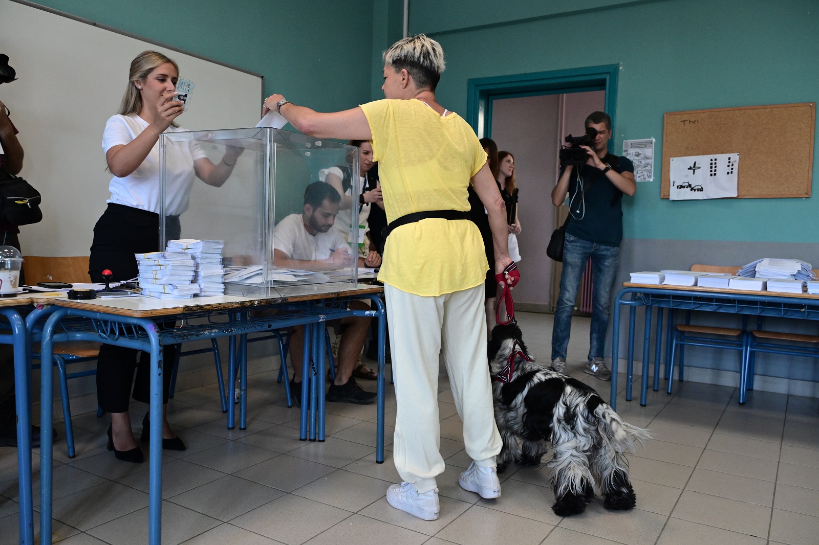 Στιγμιότυπο από την εκλογική διαδικασία για τις ευρωεκλογές σε εκλογικό τμήμα της Αθήνας, Κυριακή 9 Ιουνίου 2024.