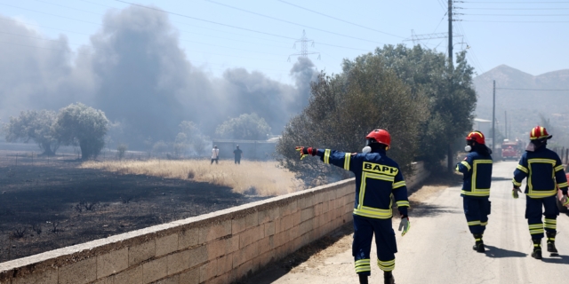 Φωτιά στη Βάρης – Κορωπίου: Ποιοι δρόμοι έχουν κλείσει