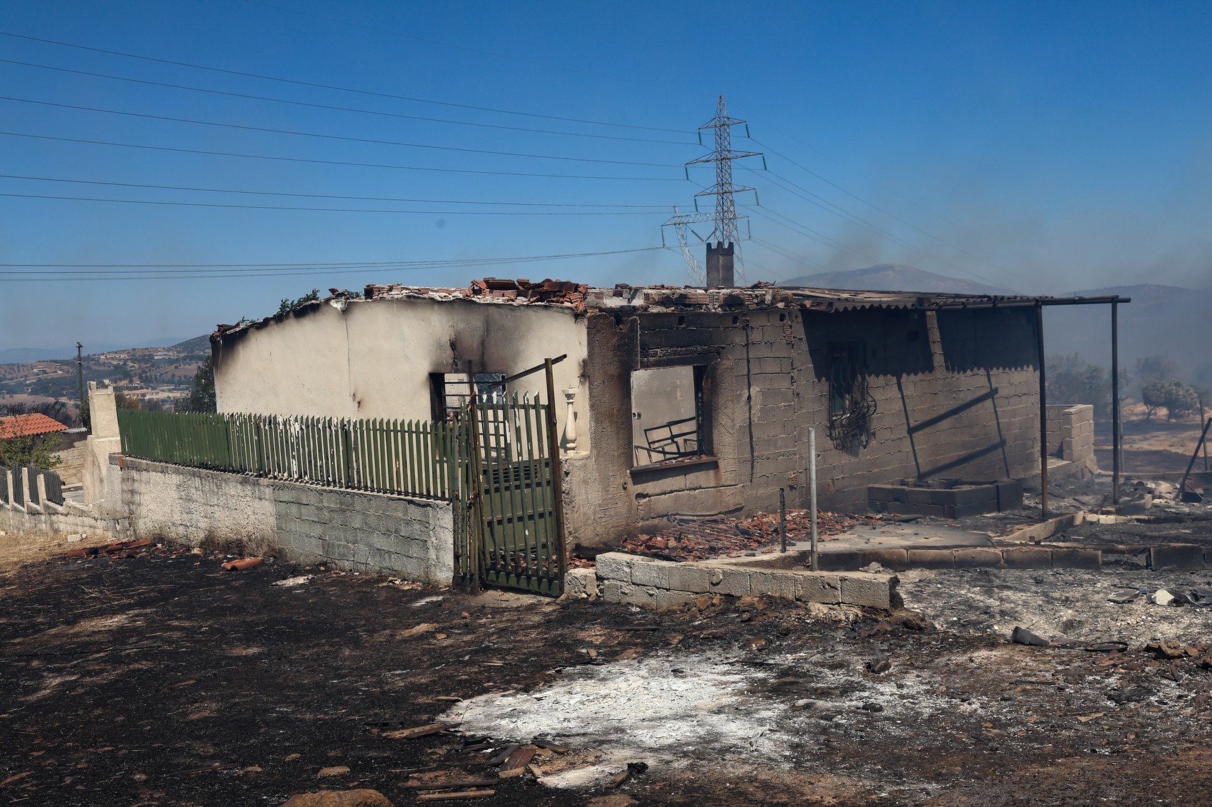 Incendiile din Attica de Est evacuează locuitorii, casele și întreprinderile aflate în pericol