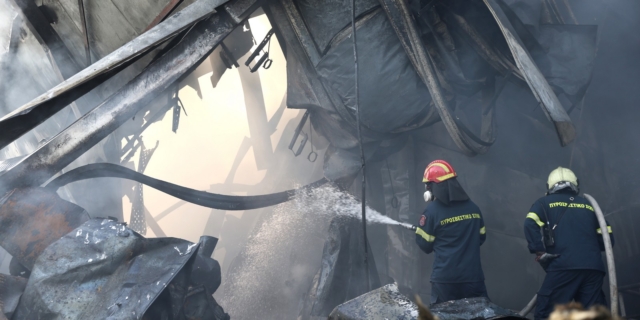 Επιχείρηση κατάσβεσης της φωτιάς στο εργοστάσιο στην Κάτω Κηφισιά