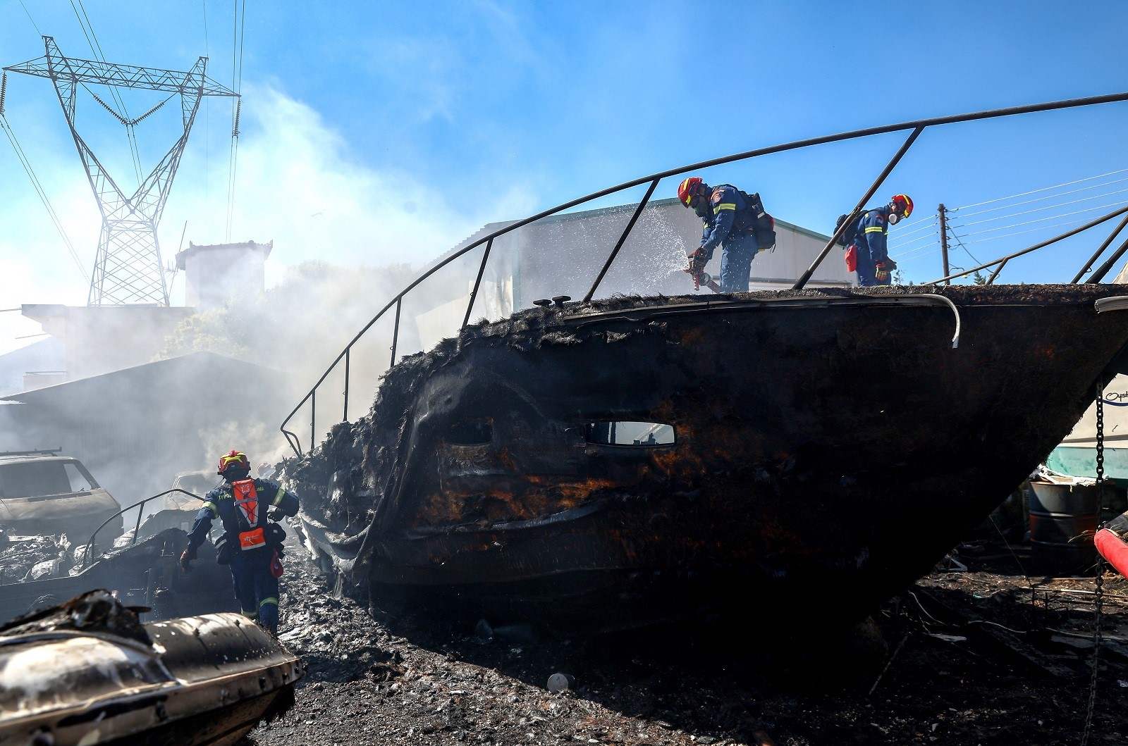 Incendiile din Attica de Est evacuează locuitorii, casele și întreprinderile aflate în pericol