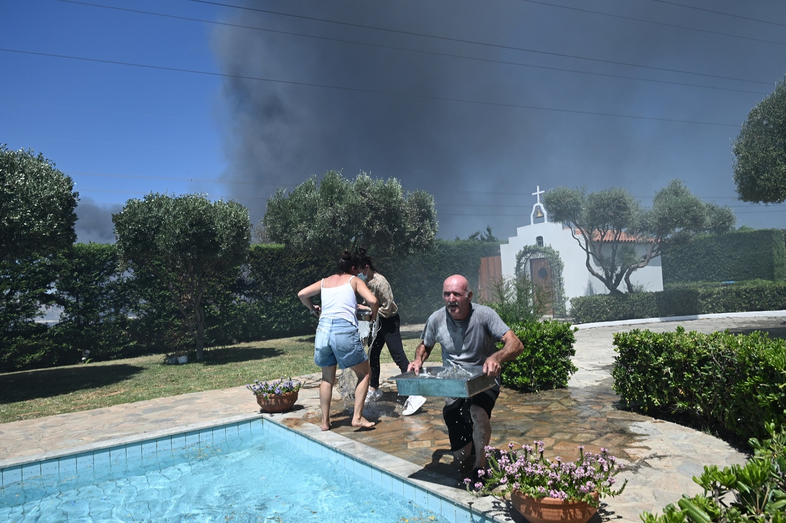 Incendiile din Attica de Est evacuează locuitorii, casele și întreprinderile aflate în pericol