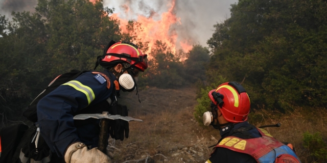 Κατάσβεση πυρκαγιών από πυροσβέστες