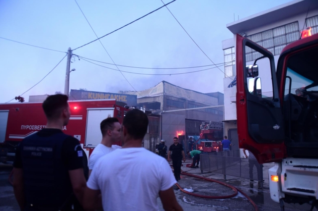 Φωτιά σε αποθήκη χαρτικών