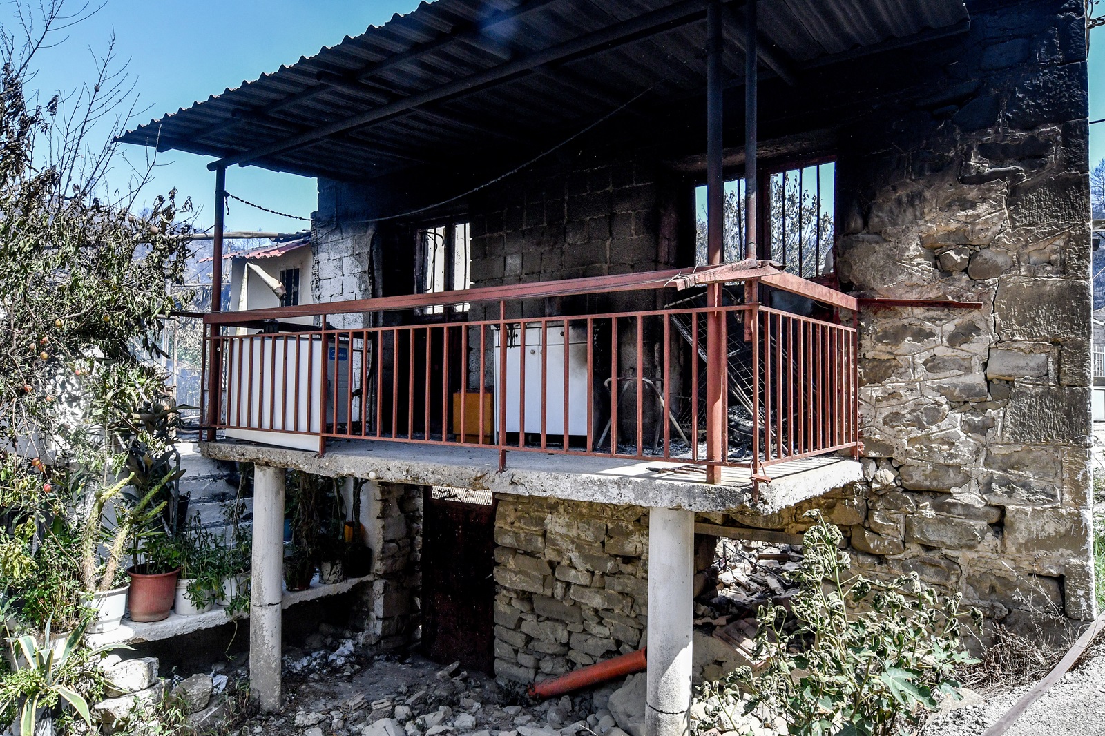 Καταστροφές από την πυρκαγιά στο χωριό Κάλφας Αχαΐας 