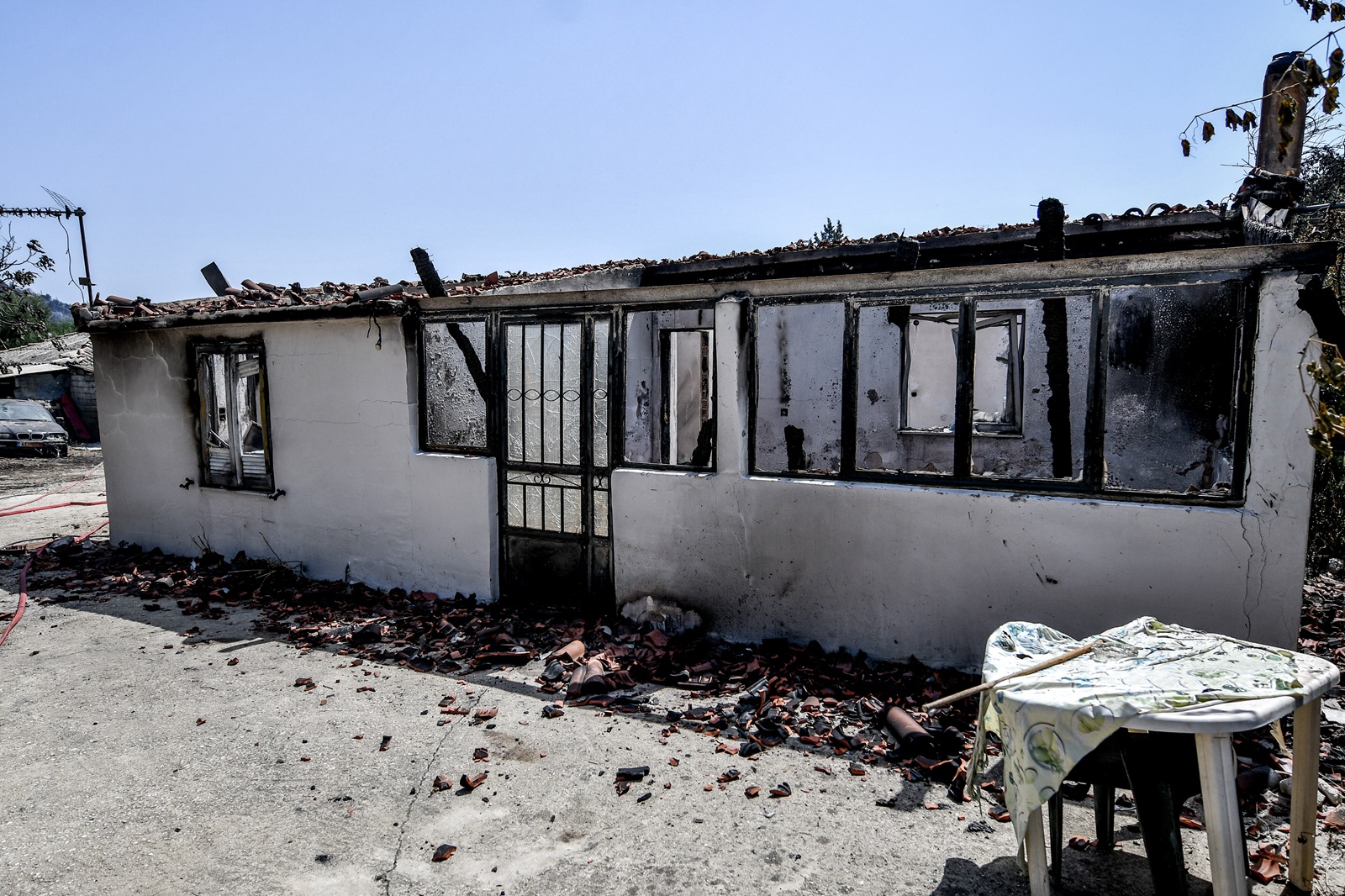 Καταστροφές από την πυρκαγιά στο χωριό Κάλφας Αχαΐας 