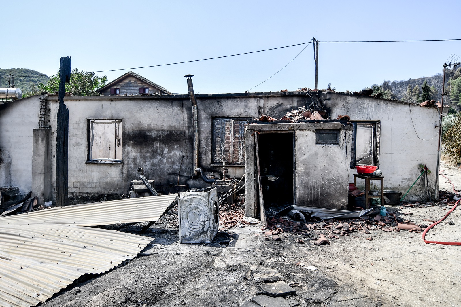 Καταστροφές από την πυρκαγιά στο χωριό Κάλφας Αχαΐας 