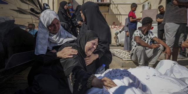 Παλαιστίνιοι θρηνούν τους νεκρούς τους