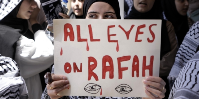 Φοιτήτρια σε πανεπιστήμιο των ΗΠΑ κρατάει ένα πλακάτ που γράφει "All Eyes on Rafah"