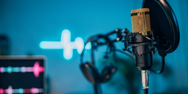 Podcast VS Ραδιόφωνο: Η τάση υπερνικά τη διαχρονικότητα στην ακρόαση;