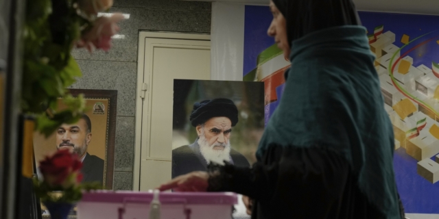 Στιγμιότυπο από τις εκλογές στο Ιράν