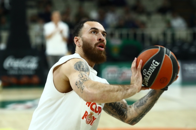 Ο Μάικ Τζέιμς έβαλε buzzer-beater πίσω από το κέντρο του γηπέδου