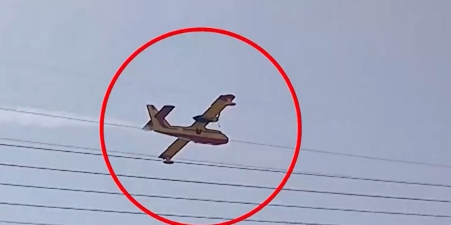 Ναύπακτος: Canadair χτυπά σε πεύκο την ώρα που “βουτάει” για να σβήσει τη φωτιά