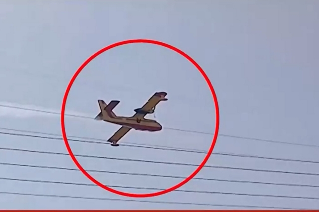 Ναύπακτος: Canadair χτυπά σε πεύκο την ώρα που “βουτάει” για να σβήσει τη φωτιά