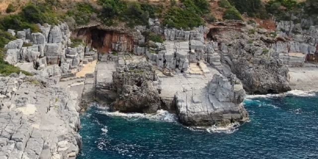 Μία από τις κρυφές παραλίες της Μάνης