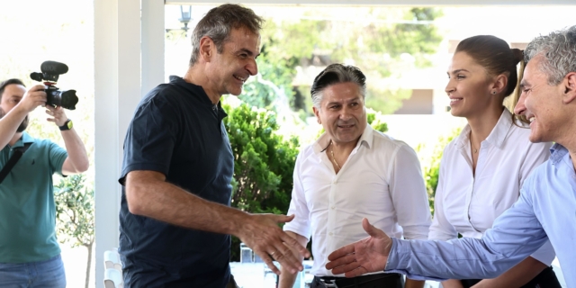 Γεύμα Κυριάκου Μητσοτάκη με δημοσιογράφους