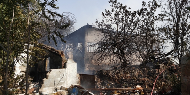 Φωτιά σε αποθήκες στο Μοσχάτο