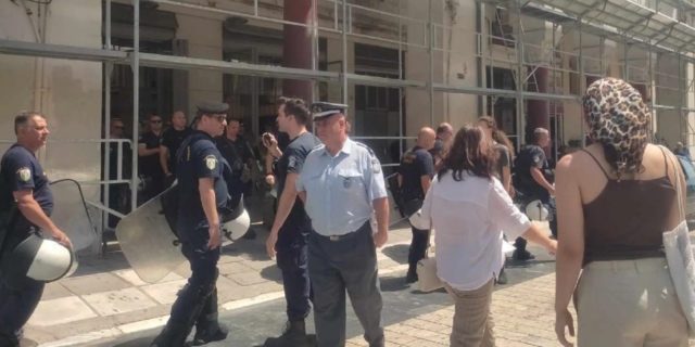 Θεσσαλονίκη: Ένταση και προσαγωγές για πανό υπέρ της Παλαιστίνης στο Ολύμπιον