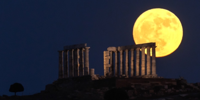 Πανσέληνος Ιουνίου: 5 εντυπωσιακά καρέ από το “φεγγάρι της φράουλας”