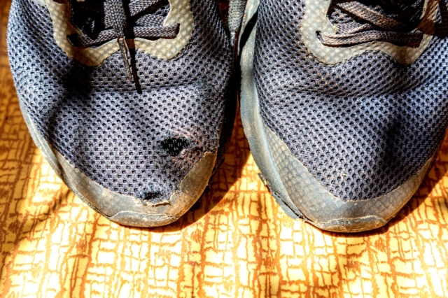 Γιατί φοράς φθηνά ρούχα και τρύπια παπούτσια