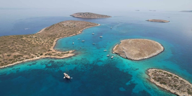 Αρκιοί, το νησί της απόλυτης γαλήνης με τα απίστευτα εξωτικά νερά