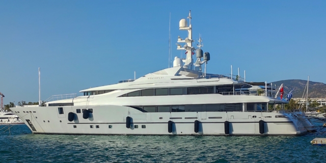 Η θαλαμηγός Περσεφόνη που φέρεται να εμπλέκεται στη φωτιά στην Ύδρα