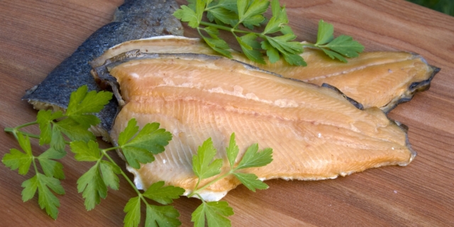 Ο ΕΦΕΤ ανακαλεί καπνιστή πέστροφα που περιέχει παθογόνο βακτήριο