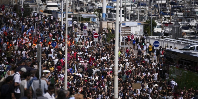 Γάλλοι διαδηλώνουν κατά της ακροδεξιάς. Εικόνα αρχείου