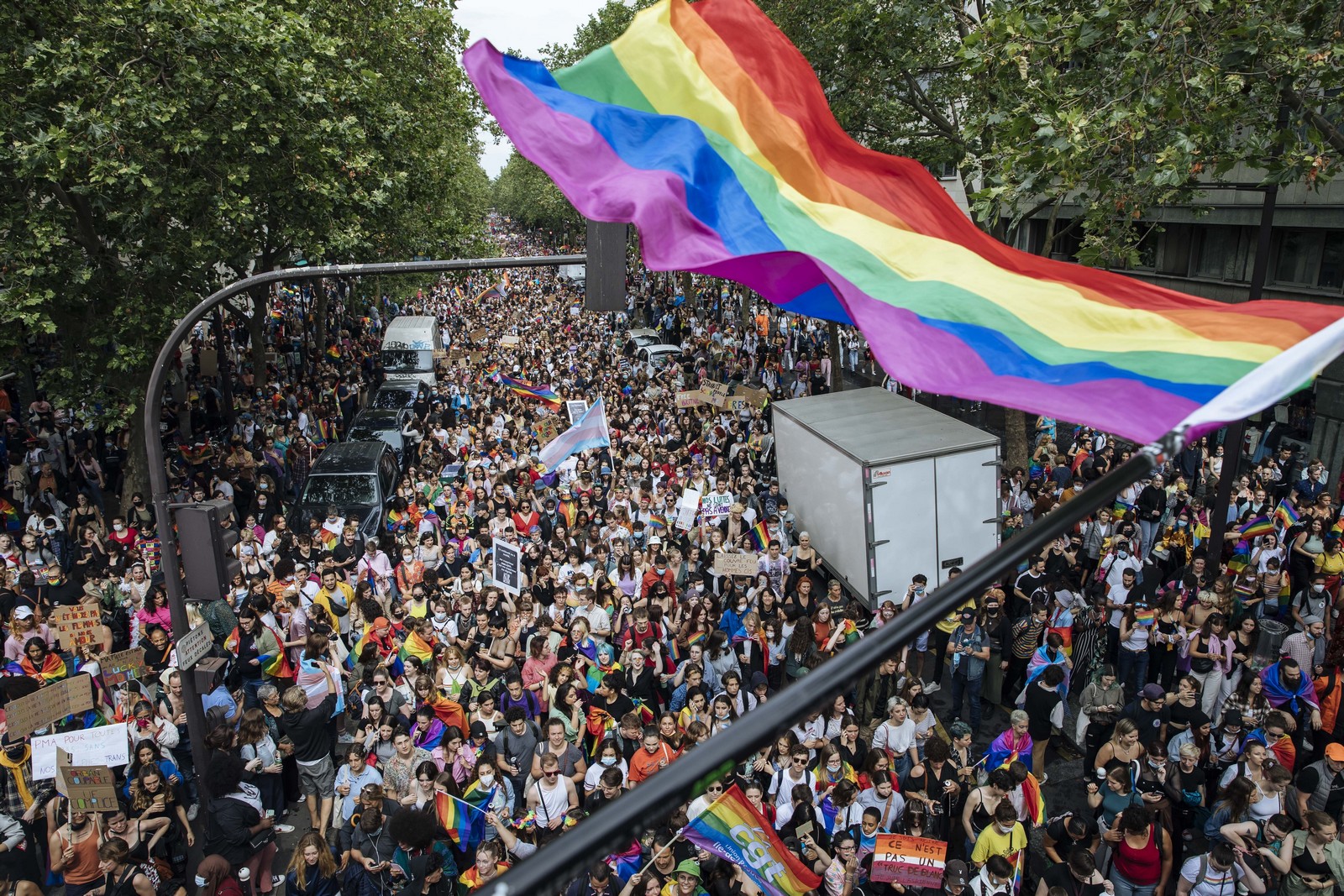 Χιλιάδες κόσμου στο Paris Pride στη Γαλλία
