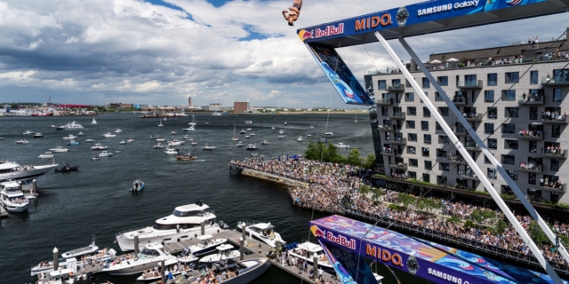 Το Red Bull Cliff Diving World Series κλείνει τα «100»