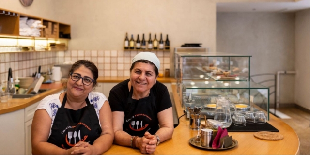 Στο φετινό Φεστιβάλ Μαγειρικής Cooking #WithRefugees η γαστρονομία συναντάει την ανθρωπιά και το μεράκι