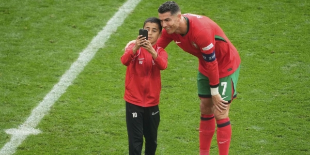 Euro 2024: Η selfie του Ρονάλντο με τον μικρό εισβολέα στο Τουρκία – Πορτογαλία