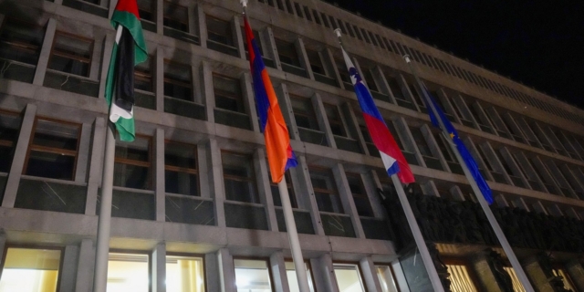 Η σημαία της Παλαιστίνης έξω από το Κοινοβούλιο της Σλοβενίας