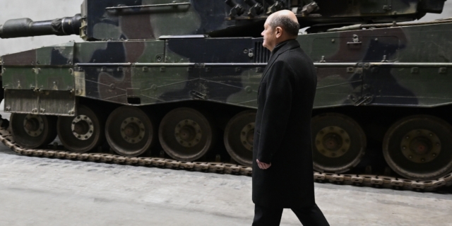 O Olaf Scholz στη γραμμή παραγωγής γερμανικών οπλικών συστημάτων